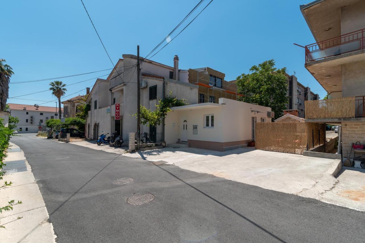 Apartamento Small Private House With A Terrace In Trogir Exterior foto