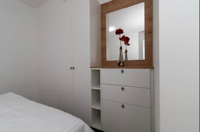 Apartamento Small Private House With A Terrace In Trogir Exterior foto